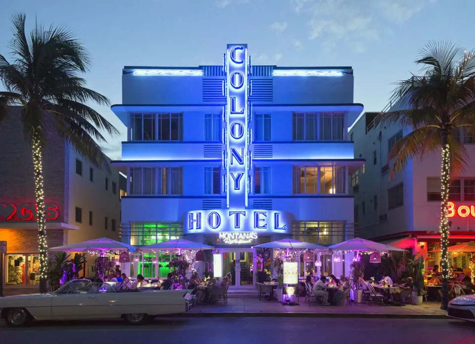 Colony Hotel, beleuchtete Fassade am Abend