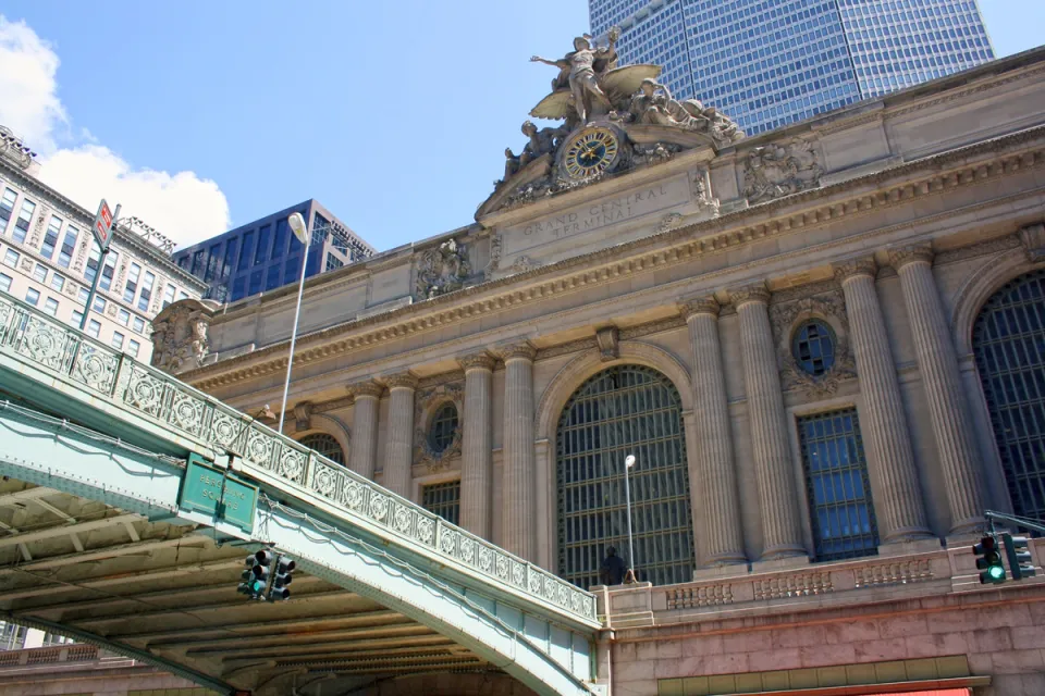 Grand Central Terminal, Südfassade, Pershing-Platz-Brücke