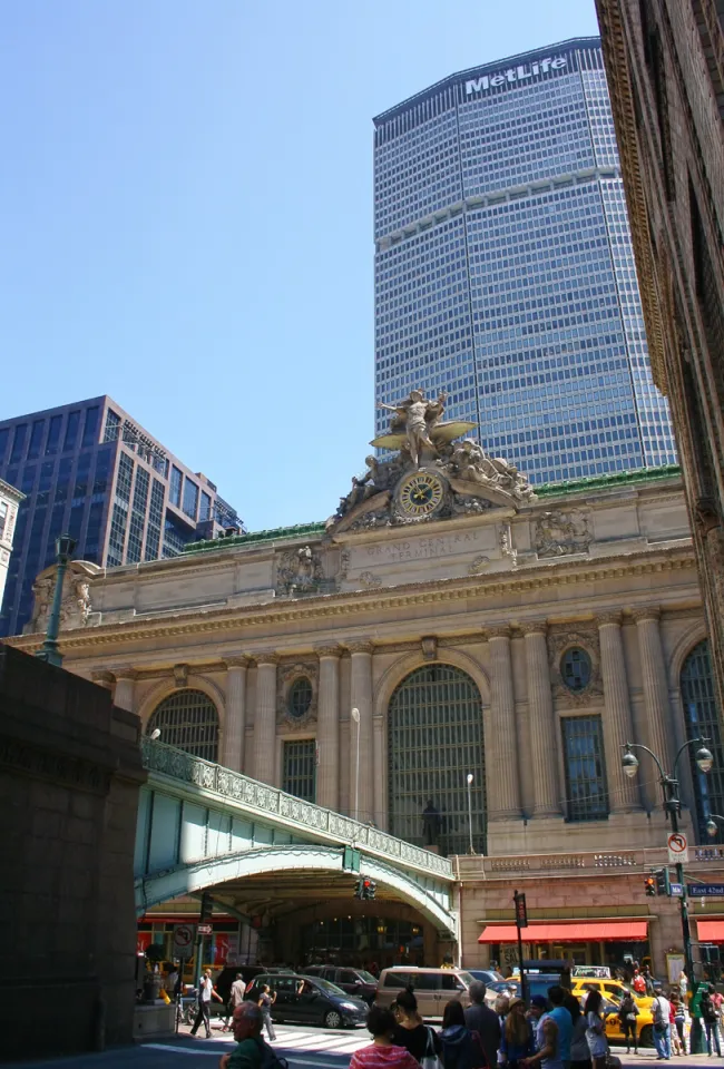 Grand Central Terminal, Südfassade, Pershing-Platz-Brücke, MetLife-Gebäude im Hintergrund