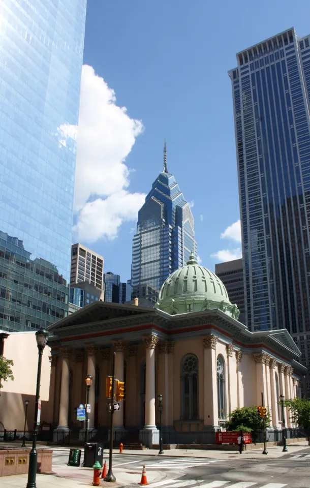 Presbyterianische Kirche in der Arch Street, One Liberty Place im Hintergrund