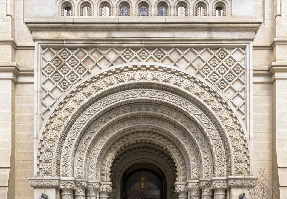 Freimaurertempel von Philadelphia, Archivolten des Hauptportals