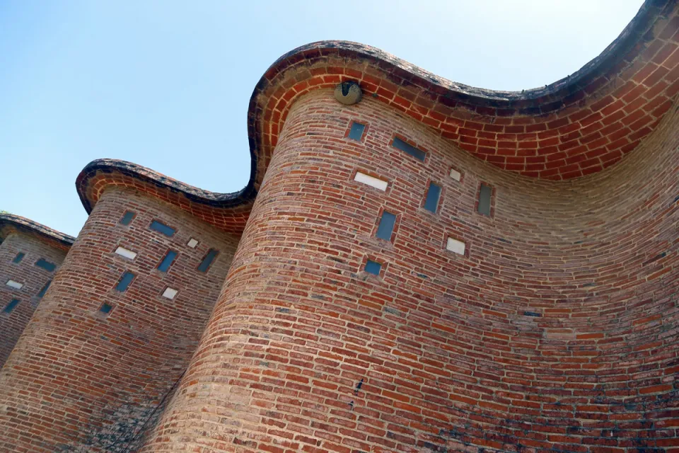 Kirche von Atlántida, Detail der geschwungenen Seitenwand mit der Dachkante