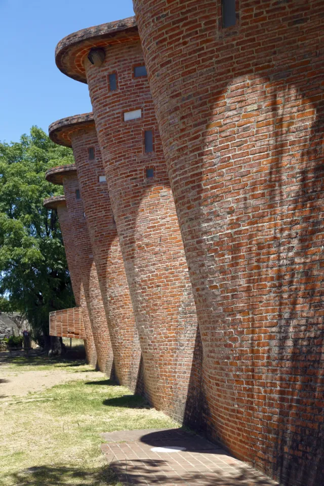 Kirche von Atlántida, östliche geschwungene Seitenwand