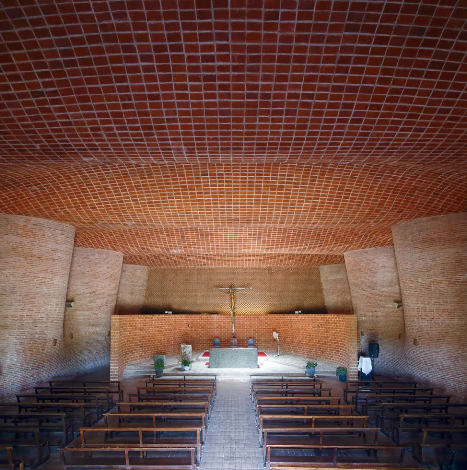 Kirche von Atlántida, Innenraum, Gaußsches Gewölbe