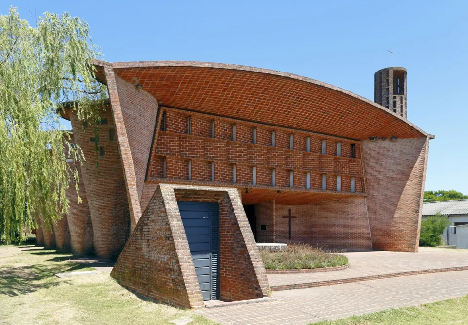 Kirche von Atlántida, Nordansicht mit Eingang zur Krypta