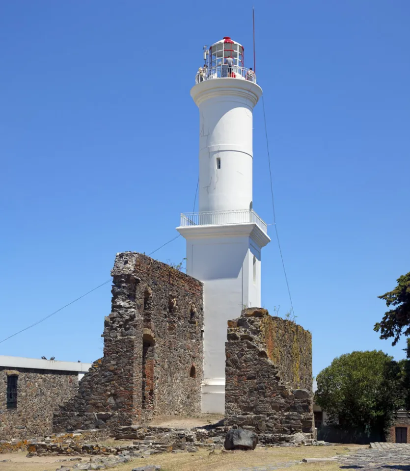 Leuchtturm von Colonia del Sacramento, hinter den Ruinen des Klosters San Francisco Javier