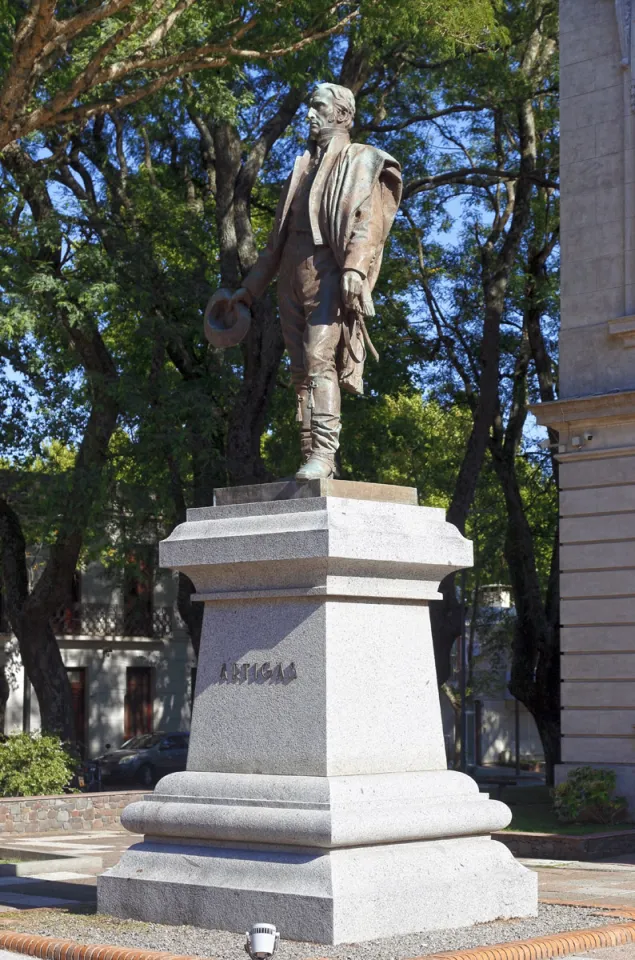 Kommunalpalast von Colonia, Denkmal für José Gervasio Artigas