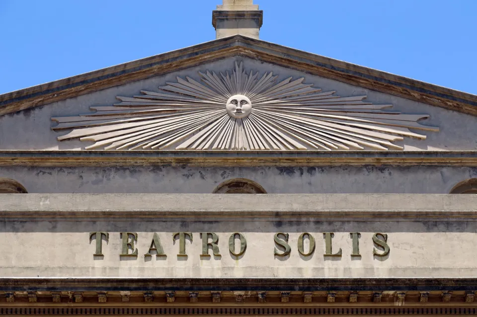 Solís-Theater, Detail der Fassade mit Giebeldreieck