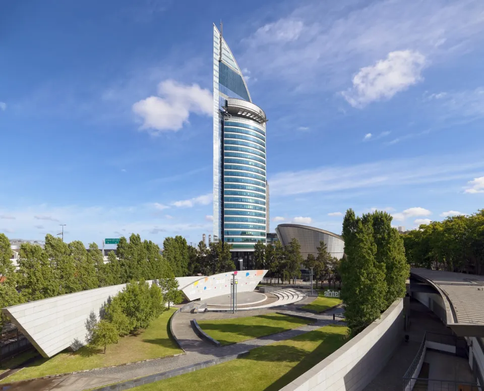 Turm der Telekommunikation (Antel-Turm), Antel-Amphitheater-Park