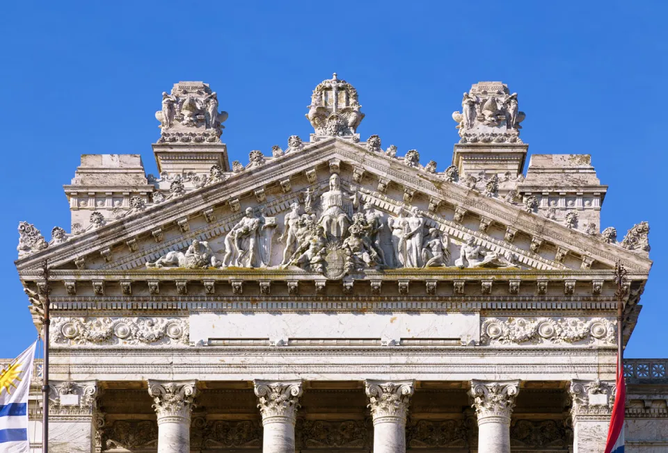 Palast der Legislative, Giebeldreieck