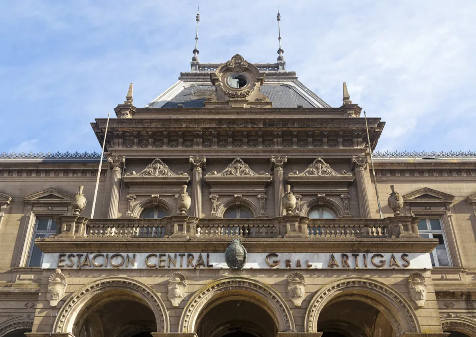 Hauptbahnhof General Artigas, Detail der Fassade mit Portikus