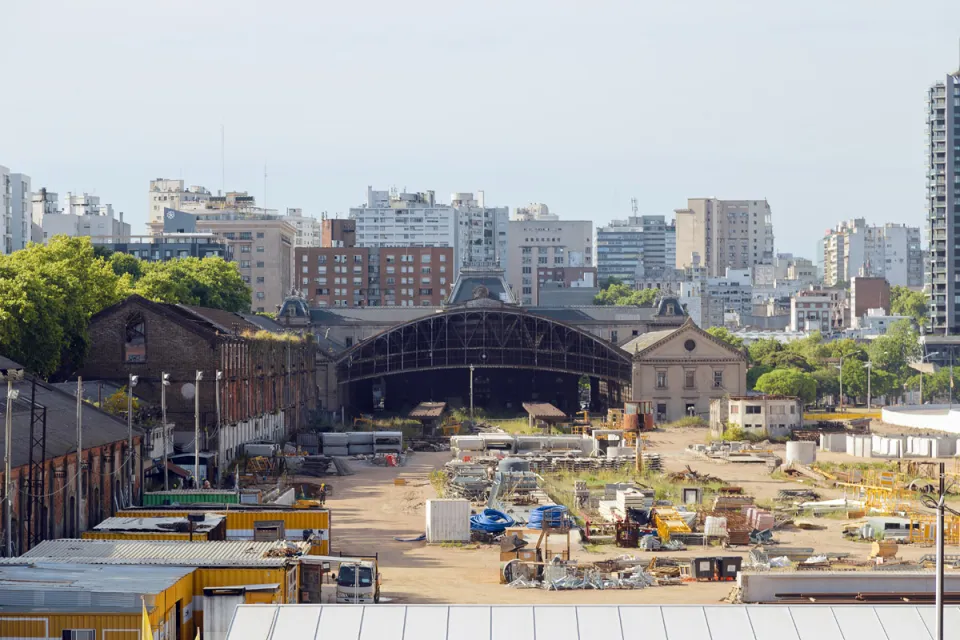 Hauptbahnhof General Artigas, Nordansicht mit ehemaligem Gleisfeld und Gleishalle