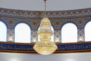 Moschee Omar Ibn Al-Khatab, Kronleuchter