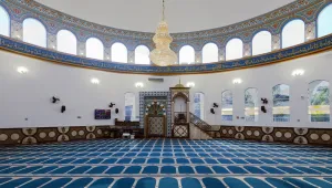 Moschee Omar Ibn Al-Khatab, Gebetshalle