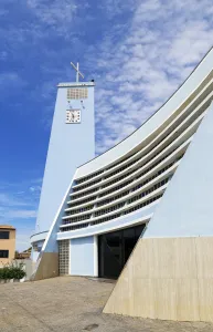 Kirche Unsere Liebe Frau von Aparecida, Glockenturm und Front mit Brise-Soleil