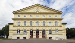 Haus der Kultur Slavie (Deutsches Haus), Hauptfassade (Westansicht)