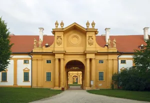 Schloss Eisgrub, Stallungen und Reithalle, östliches Tor (Westansicht)