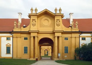 Schloss Eisgrub, Stallungen und Reithalle, östliches Tor (Westansicht)