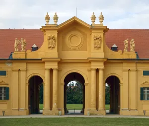 Schloss Eisgrub, Stallungen und Reithalle, südliches Tor (Nordansicht)