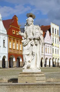 Margaretenbrunnen, Statue der Margareta von Antiochia