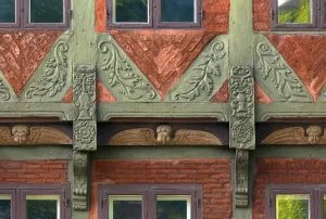 Borchs Hof, Detail der Fassade mit geschnitzten Fachwerkbalken