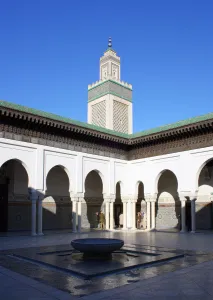 Große Pariser Moschee, Innenhof mit Minaret im Hintergrund