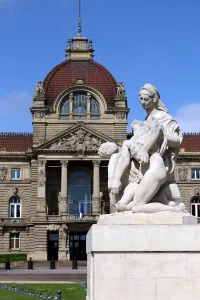 Denkmal für die Toten von Straßburg, mit dem Rheinpalast im Hintergrund