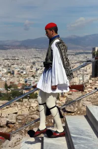 Evzone steigt nach Befreiungstag-Zeremonie von der Akropolis ab
