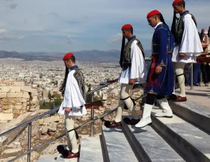 Evzonen steigen nach Befreiungstag-Zeremonie von der Akropolis ab