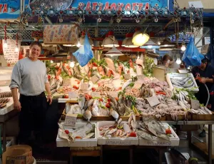 Fischhändler in der städtische Markthalle von Athen