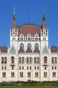 Ungarisches Parlamentsgebäude, Teil der Ostfassade mit Dach des nördlichen Sitzungssaals