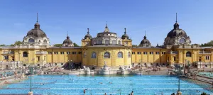 Széchenyi-Heilbad, Rückseite des Hauptgebäudes mit Außenschwimmbecken