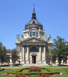 Széchenyi-Heilbad, zentraler Bau mit Haupteingang