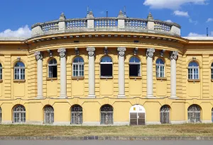 Széchenyi-Heilbad, Detail der Westfassade