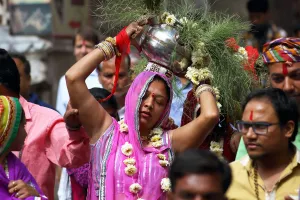Frau bei einer Gangaur-Festival-Prozession