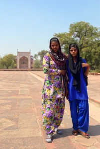 Mädchen im Tschahar Bagh (Garten) des Akbar-Mausoleums