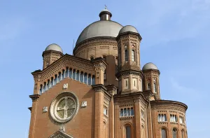 Monumentaler Tempel der Gefallenen, Kuppeln und Fensterrose