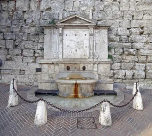 Etruskischer Bogen, Zierbrunnen