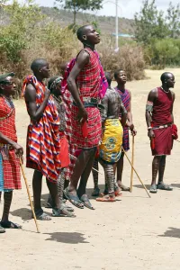 Massai beim traditionellen Sprungtanz