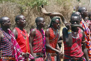 Massai beim Singen und Aufführen eines traditionellen Tanzes