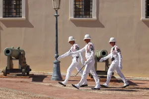 Soldaten treten an zum Wachwechsel vor dem Fürstenpalast von Monaco