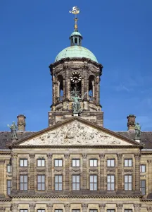 Palais auf dem Dam, Detail der Fassade mit Turm