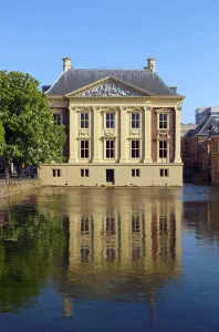 Mauritshuis, sich auf Hofvijver spiegelnd