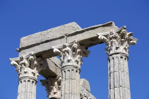 Römischer Tempel von Évora, Säulen mit Kapitellen und Architraven