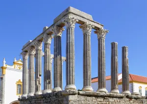 Römischer Tempel von Évora, Westansicht