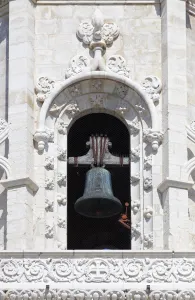 Hieronymiten­­kloster, Kirche der Heiligen Maria, Fenster des Turms und Kirchenglocke