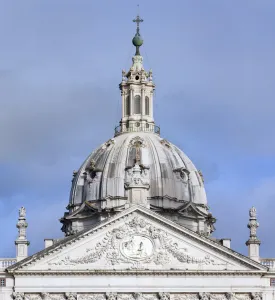 Königliches Gebäude von Mafra, Basilika, Giebel und Kuppel