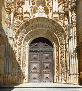 Christuskonvent, Manuelinische Kirche, Südportal mit Archivolten