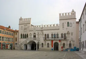 Prätorenpalast, Hauptfassade zum Tito-Platz