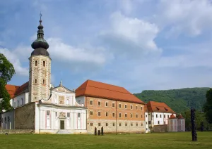 Zisterzienserabtei Kostanjevica, Nordwestansicht mit der Kirche Mariä Verkündigung